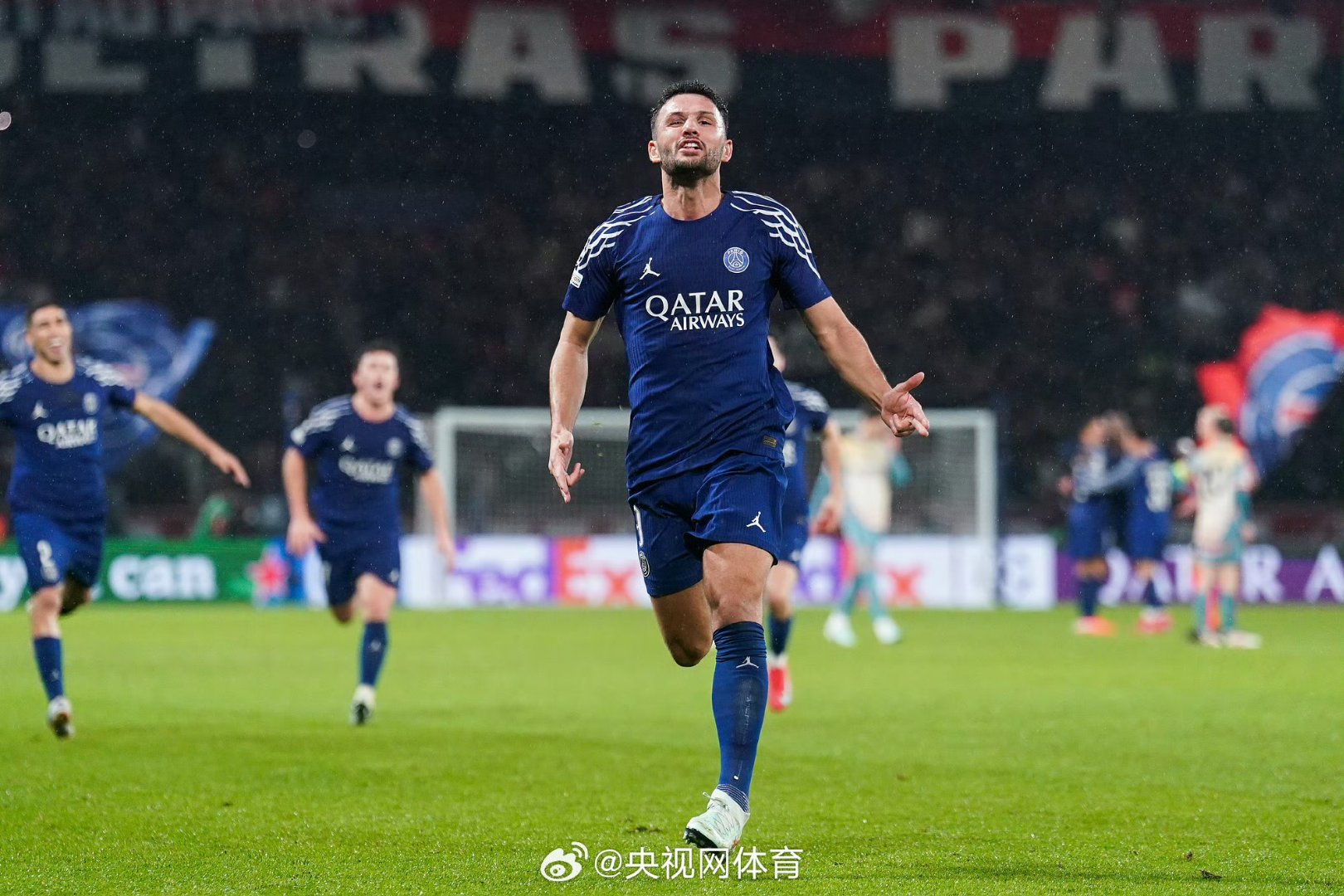 包含势均力敌：曼城战平巴黎圣日耳曼的词条