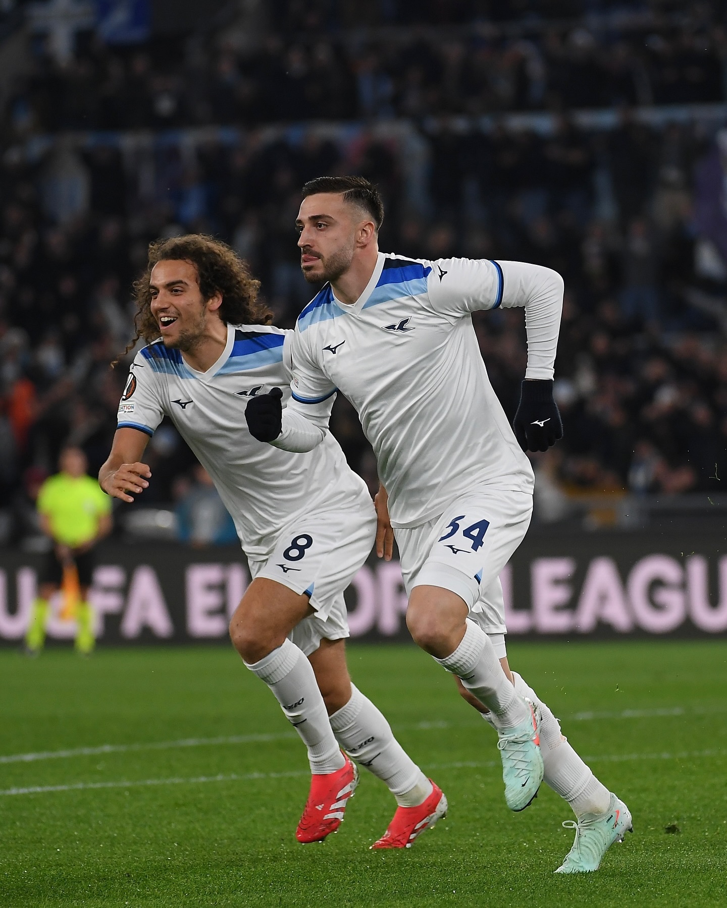 包含拉齐奥中场进球制胜，全队庆祝胜利的词条