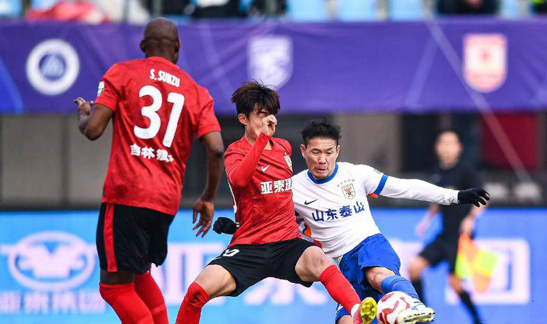 比赛中场表现抢眼,球迷掌声不断 比赛中场表现抢眼,球迷掌声不断什么意思 比赛中场表现抢眼,球迷掌声不断 比赛中场表现抢眼,球迷掌声不断什么意思