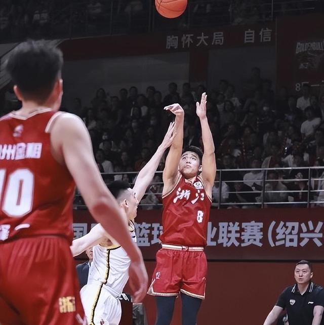 紧逼防守压制对手,球队时隔多年再登CBA巅峰的简单介绍 紧逼防守压制对手,球队时隔多年再登CBA巅峰的简单介绍