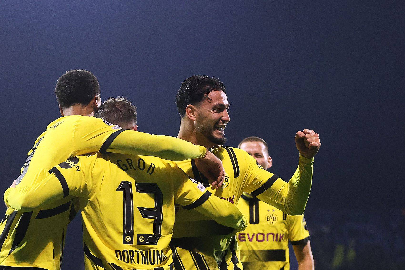 多特蒙德客场失利,欧冠席位岌岌可危的简单介绍 多特蒙德客场失利,欧冠席位岌岌可危的简单介绍