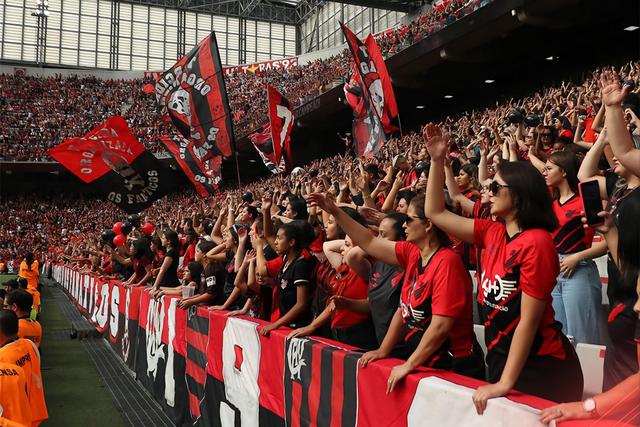 包含看点十足的比赛现场,球迷欢呼声不断的词条 包含看点十足的比赛现场,球迷欢呼声不断的词条