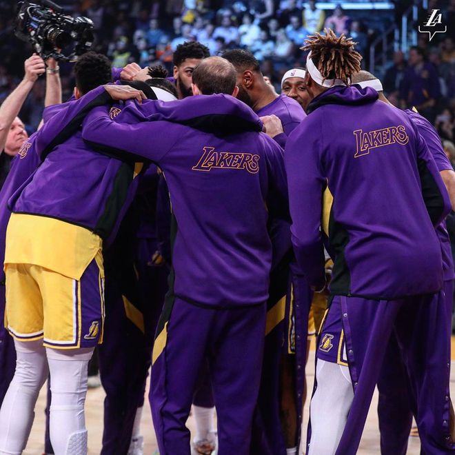 包含队员表现：球队新秀在家练习展现实力的词条