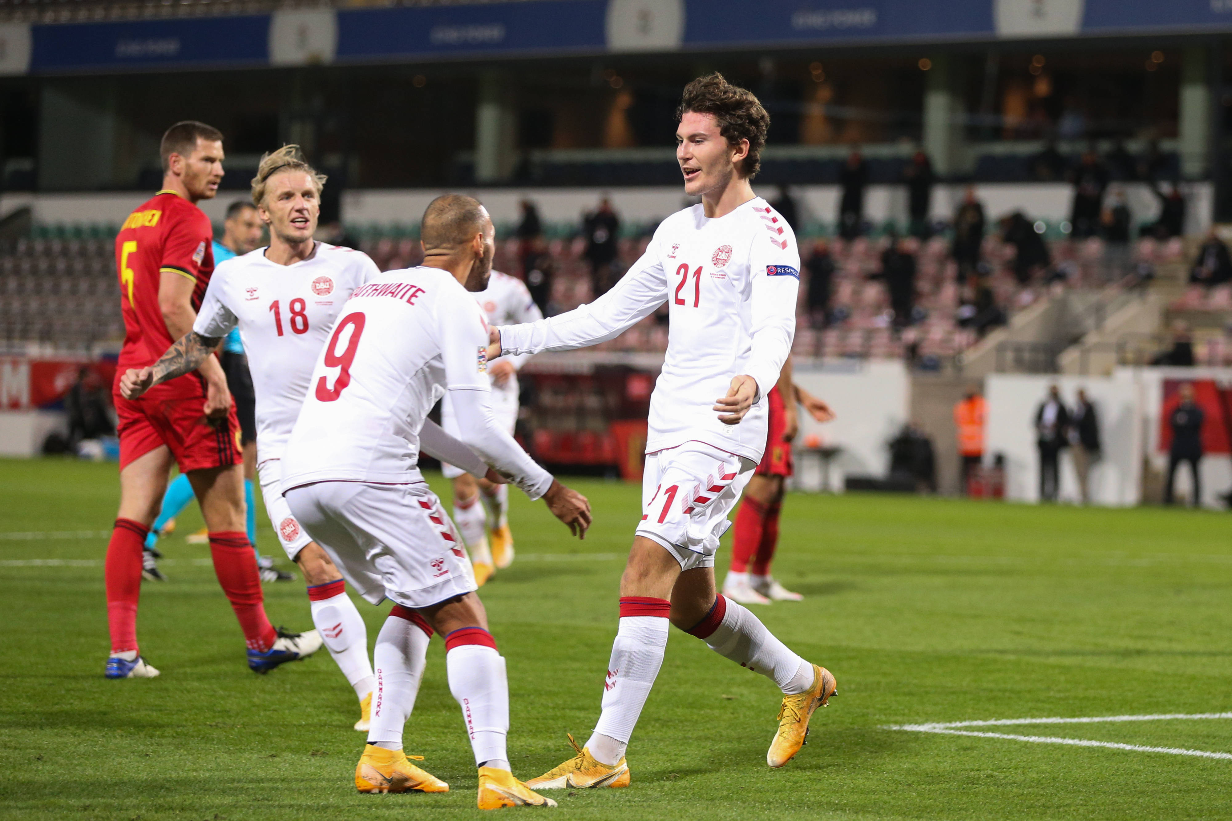 关于紧张激烈的足球比拼,现场热闹非凡的信息 关于紧张激烈的足球比拼,现场热闹非凡的信息