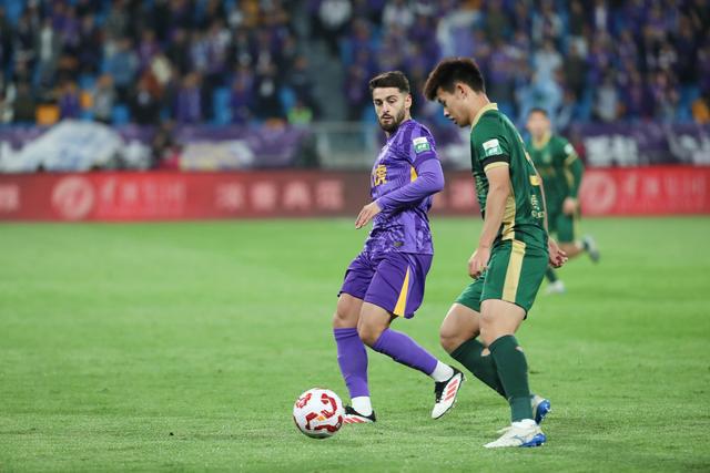 包含凯泽斯劳滕球员庆祝进球,获得球迷热情支持的词条 包含凯泽斯劳滕球员庆祝进球,获得球迷热情支持的词条