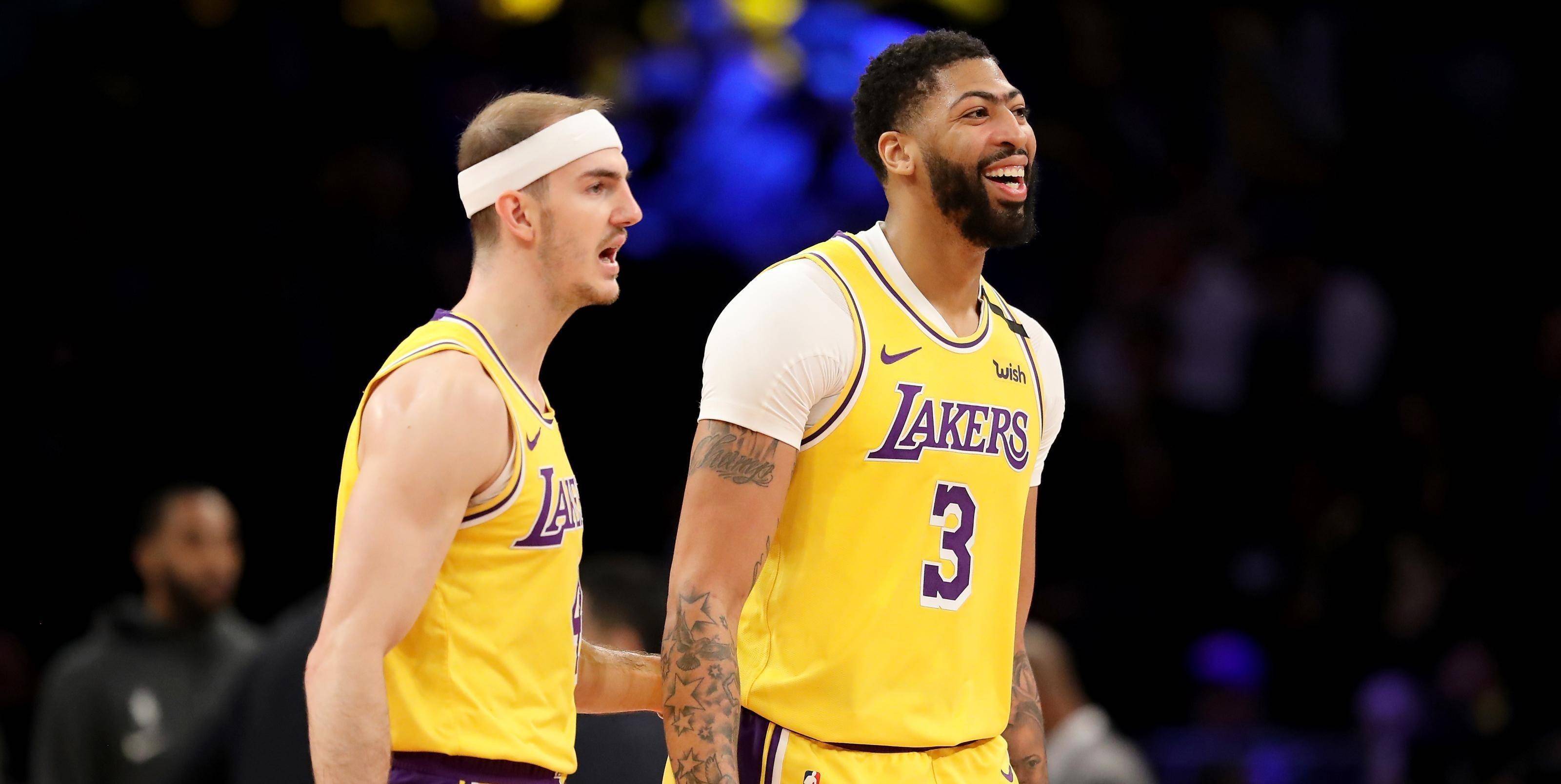 包含凯泽斯劳滕球员庆祝进球,获得球迷热情支持的词条 包含凯泽斯劳滕球员庆祝进球,获得球迷热情支持的词条