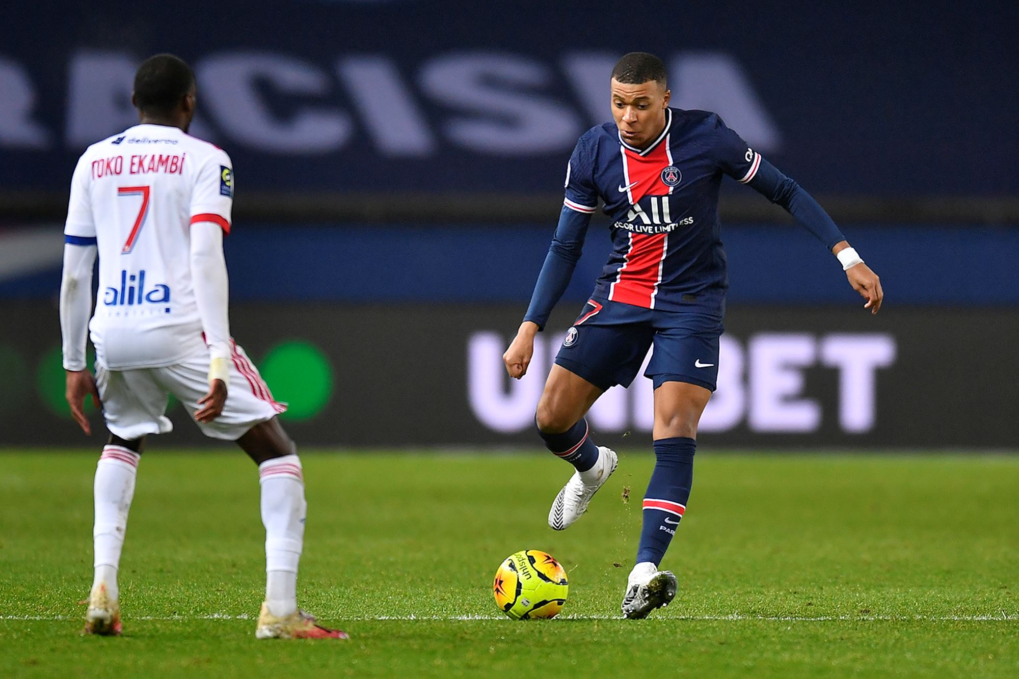 包含埃瓦勒队在比赛中与里昂扳平交手的词条 包含埃瓦勒队在比赛中与里昂扳平交手的词条