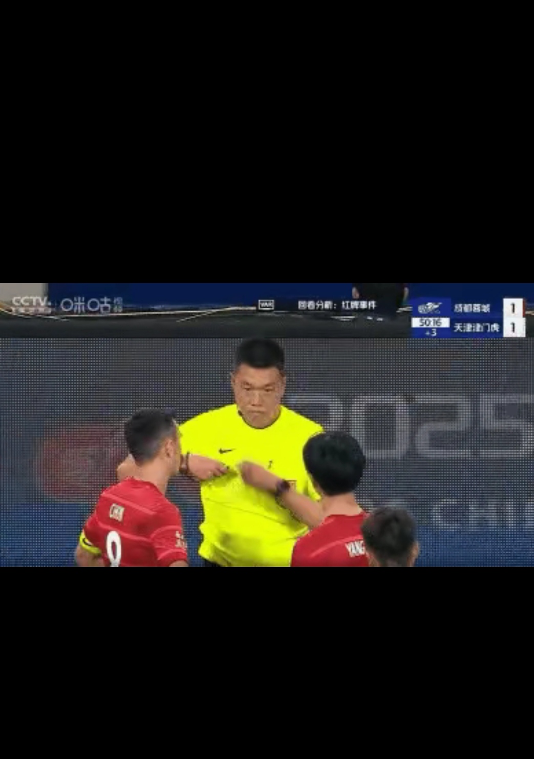 比赛中双方队员发生冲突,裁判出示红牌 比赛中,双方运动员对是否换球意见不一时,裁判员应 比赛中双方队员发生冲突,裁判出示红牌 比赛中,双方运动员对是否换球意见不一时,裁判员应