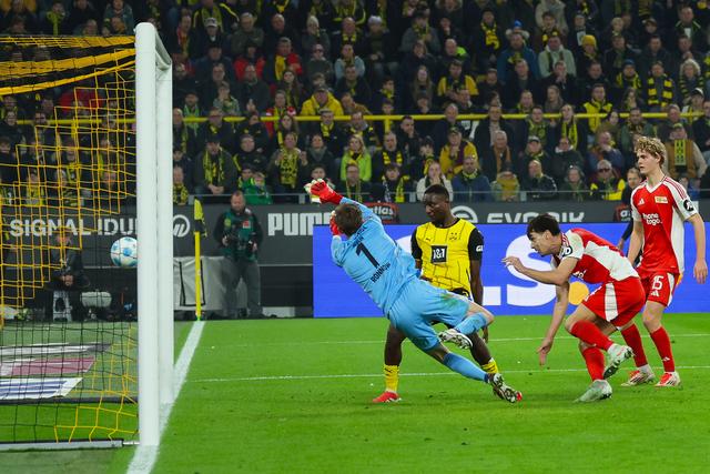 德甲球员大动作庆祝进球震动球场 德甲球员大动作庆祝进球震动球场