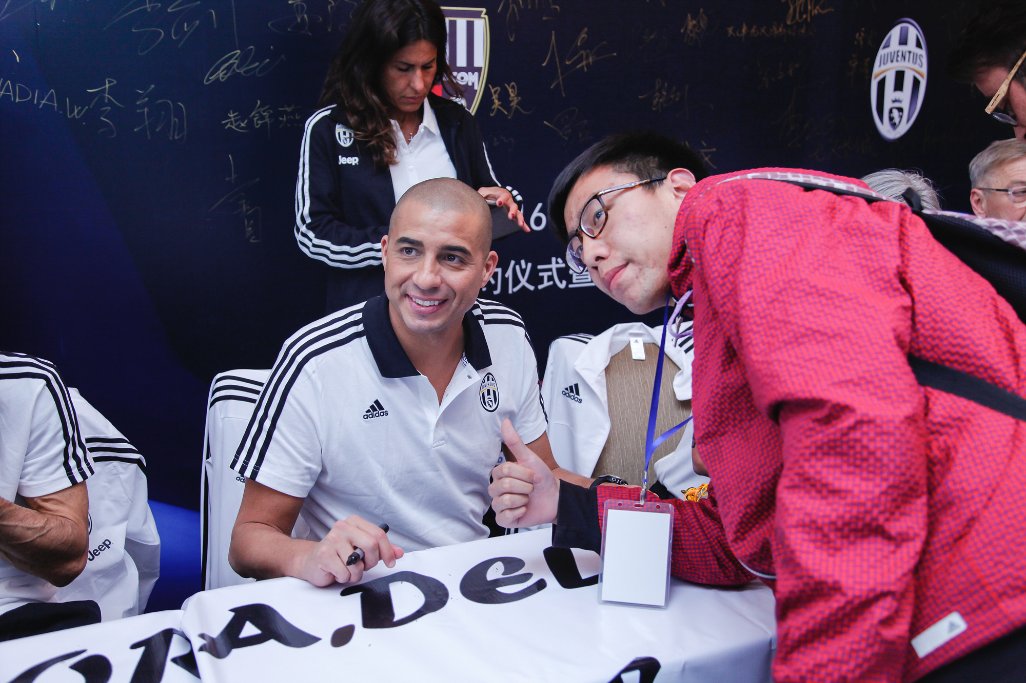 尤文图斯签下巴黎圣日耳曼球星，引发球迷热议 