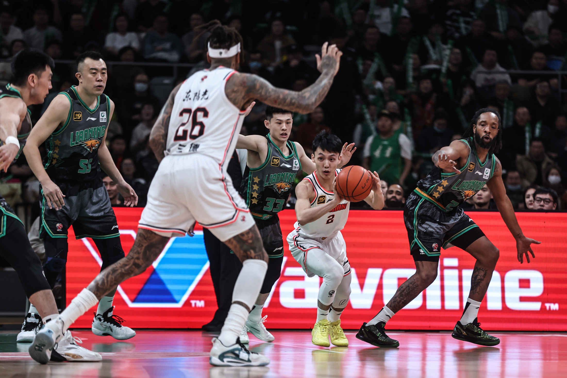 辽宁队在激烈对阵中力保不败，继续稳固领先地位 