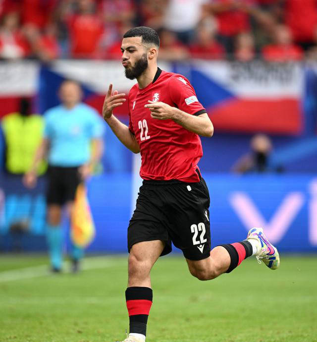 关于米卡客场战胜梅斯，提振保级士气的信息