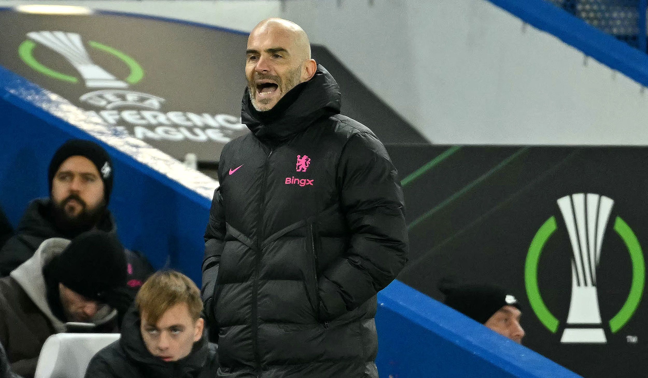 包含汉堡球员表现低迷，主帅或面临压力的词条