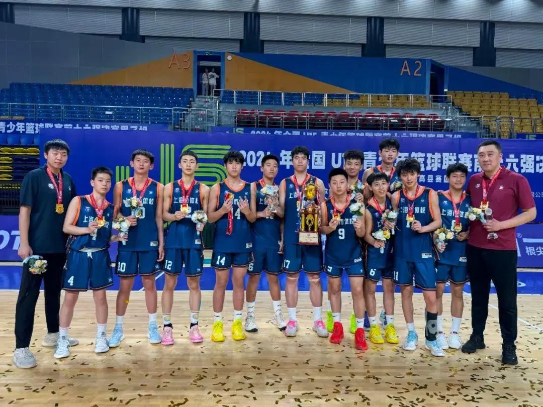 国际篮球大赛结束，球队捧杯欢呼，夺冠惊喜 