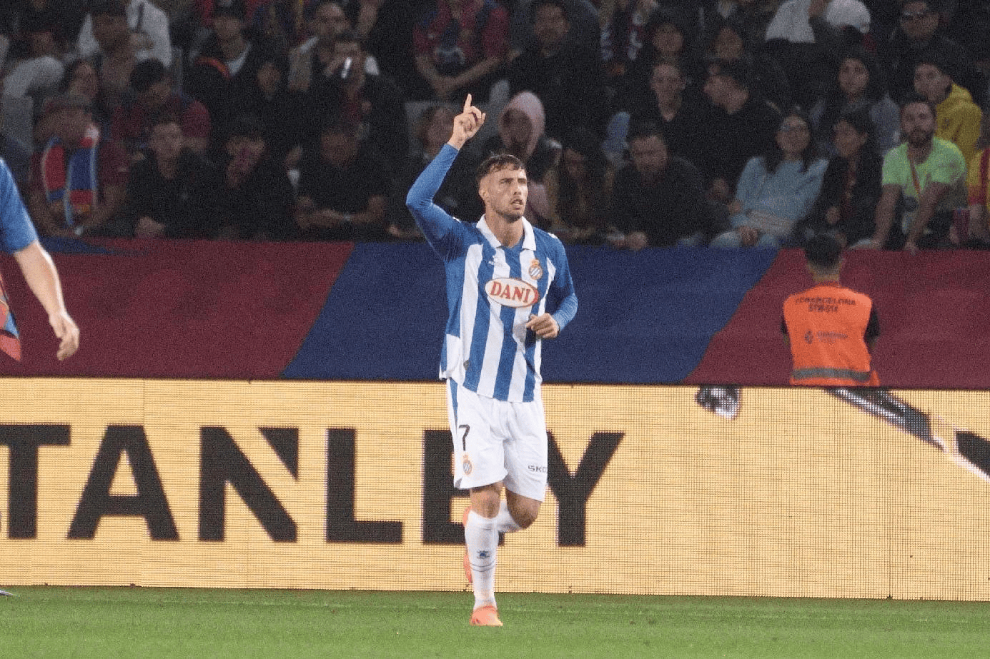 巴塞罗那战胜对手，取得胜利领先积分榜 