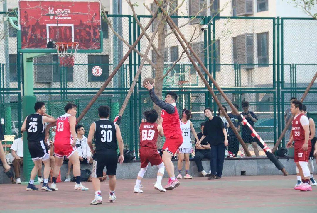 北京男篮主帅点赞球队团结一致，成功斩获关键胜利 