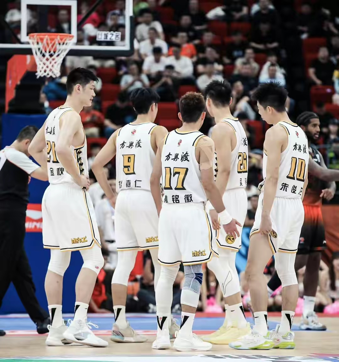 热门篮球比赛的最新结果公布，球员表现备受关注 