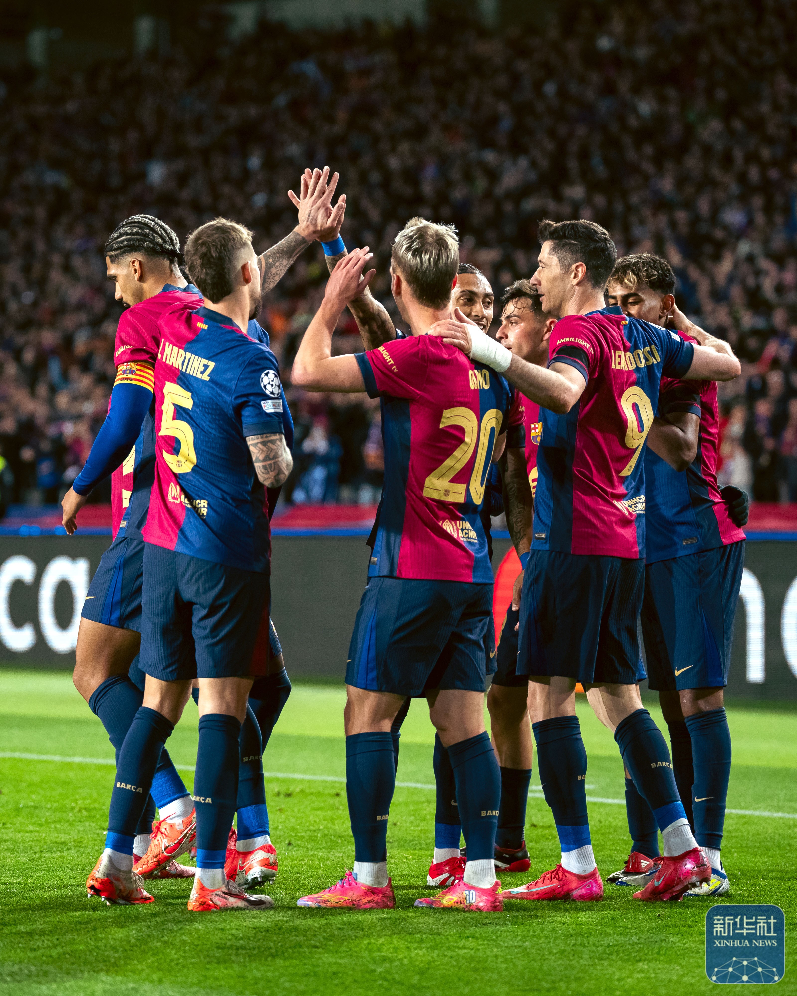 足球比赛激烈对决,球员表现值得关注 足球比赛激烈对决,球员表现值得关注