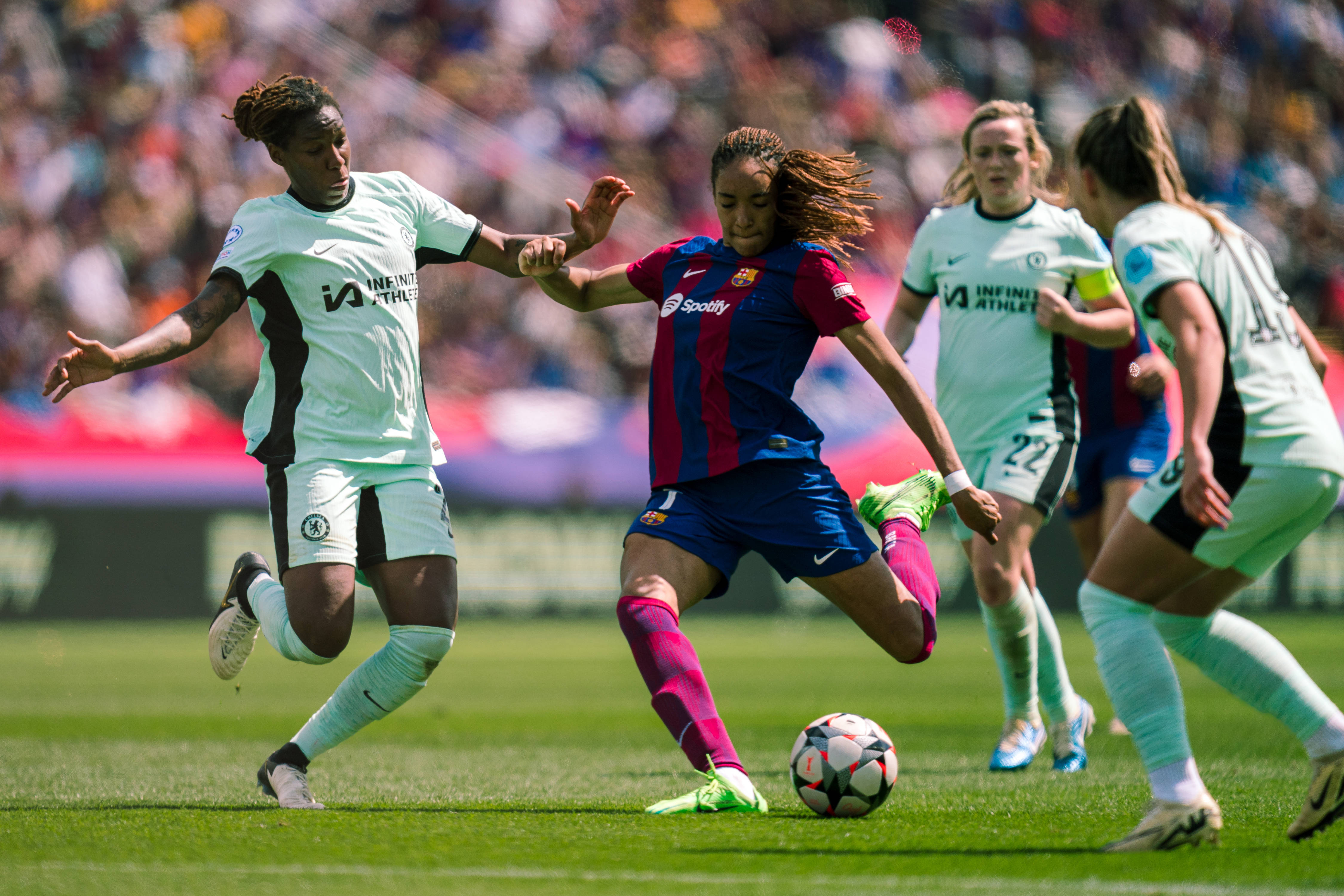 足球比赛激烈对决,球员表现值得关注 足球比赛激烈对决,球员表现值得关注