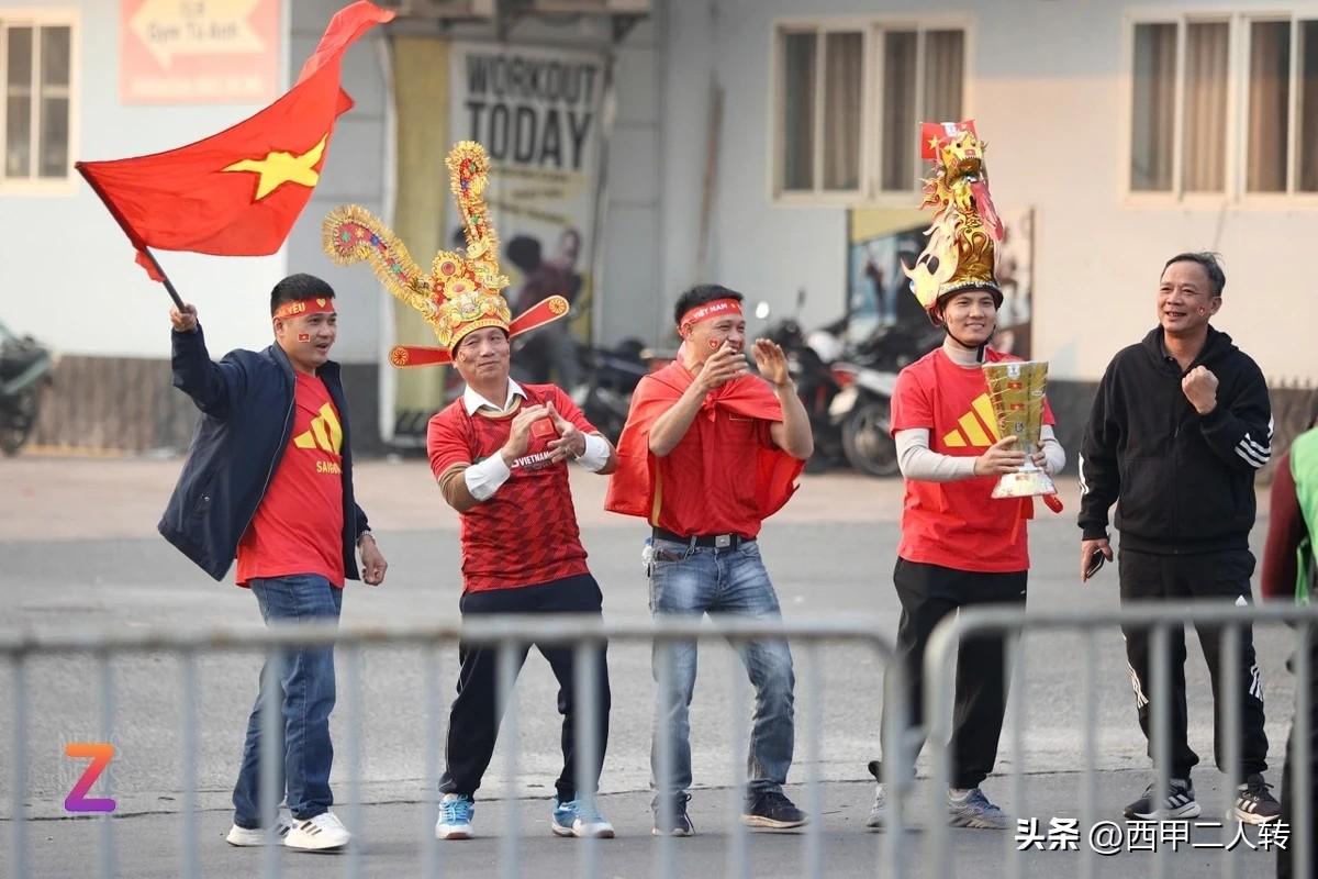 包含忠实球迷通过各种方式支持自己心爱的球队的词条 包含忠实球迷通过各种方式支持自己心爱的球队的词条