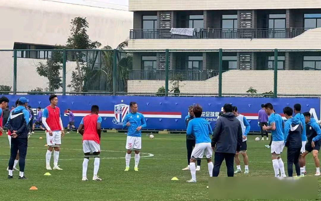 上海申花队员积极备战下一场比赛 上海申花队员积极备战下一场比赛