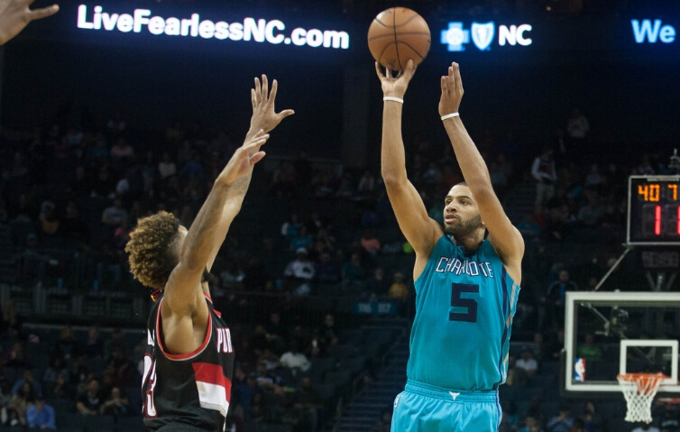 关于开拓者队险胜黄蜂队,场面紧张激烈的信息 关于开拓者队险胜黄蜂队,场面紧张激烈的信息