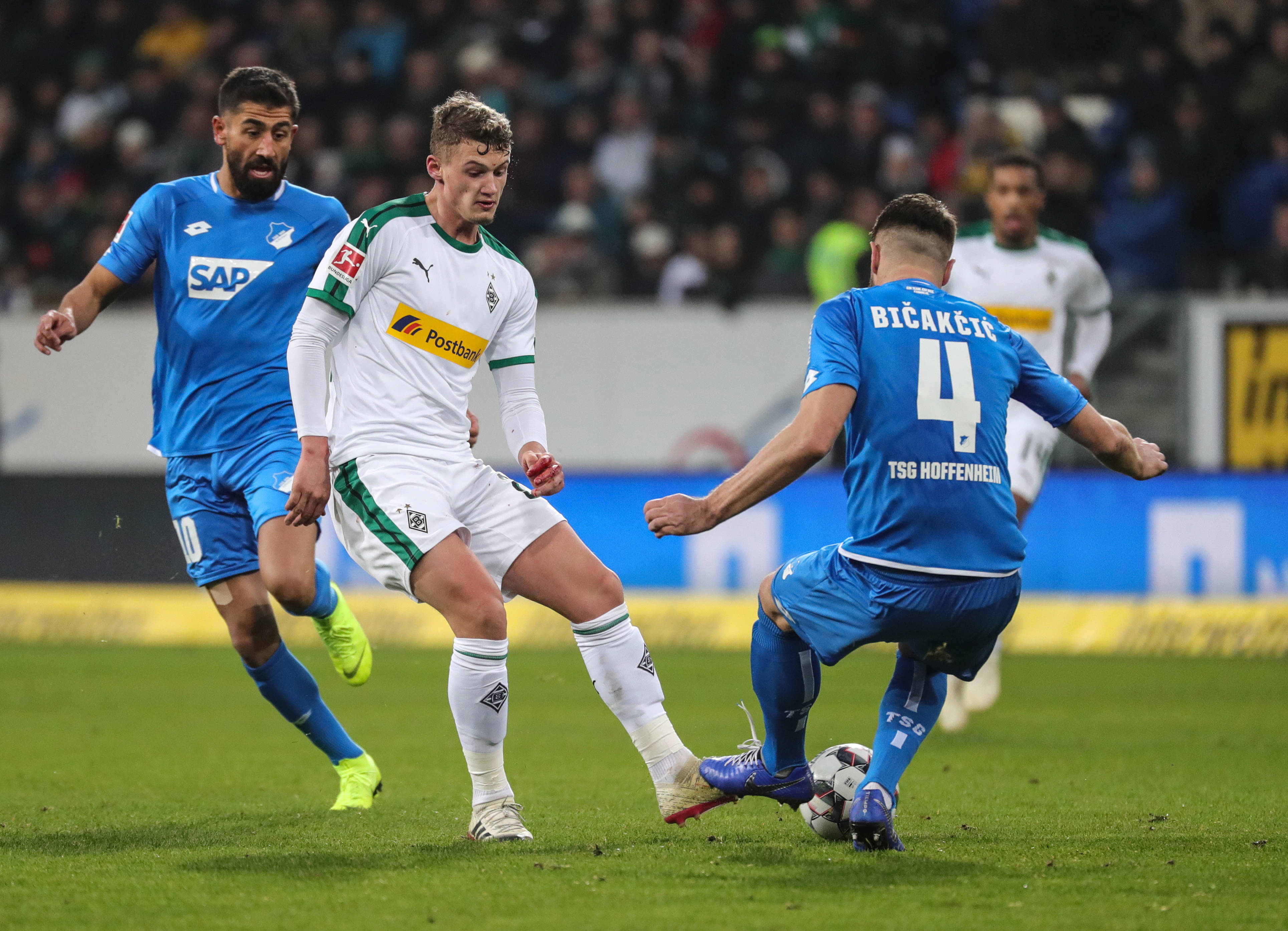 汉堡遭遇连败，保级形势严峻 