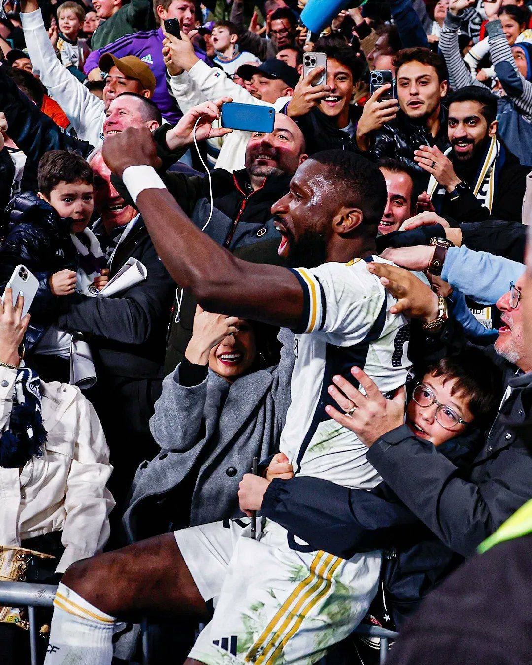 关于皇家马德里后防问题暴露,连续三场失球的信息 关于皇家马德里后防问题暴露,连续三场失球的信息