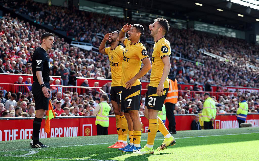 包含曼联客场逼平狼队，罗哈尼斯上演帽子戏法，红魔力克强敌的词条