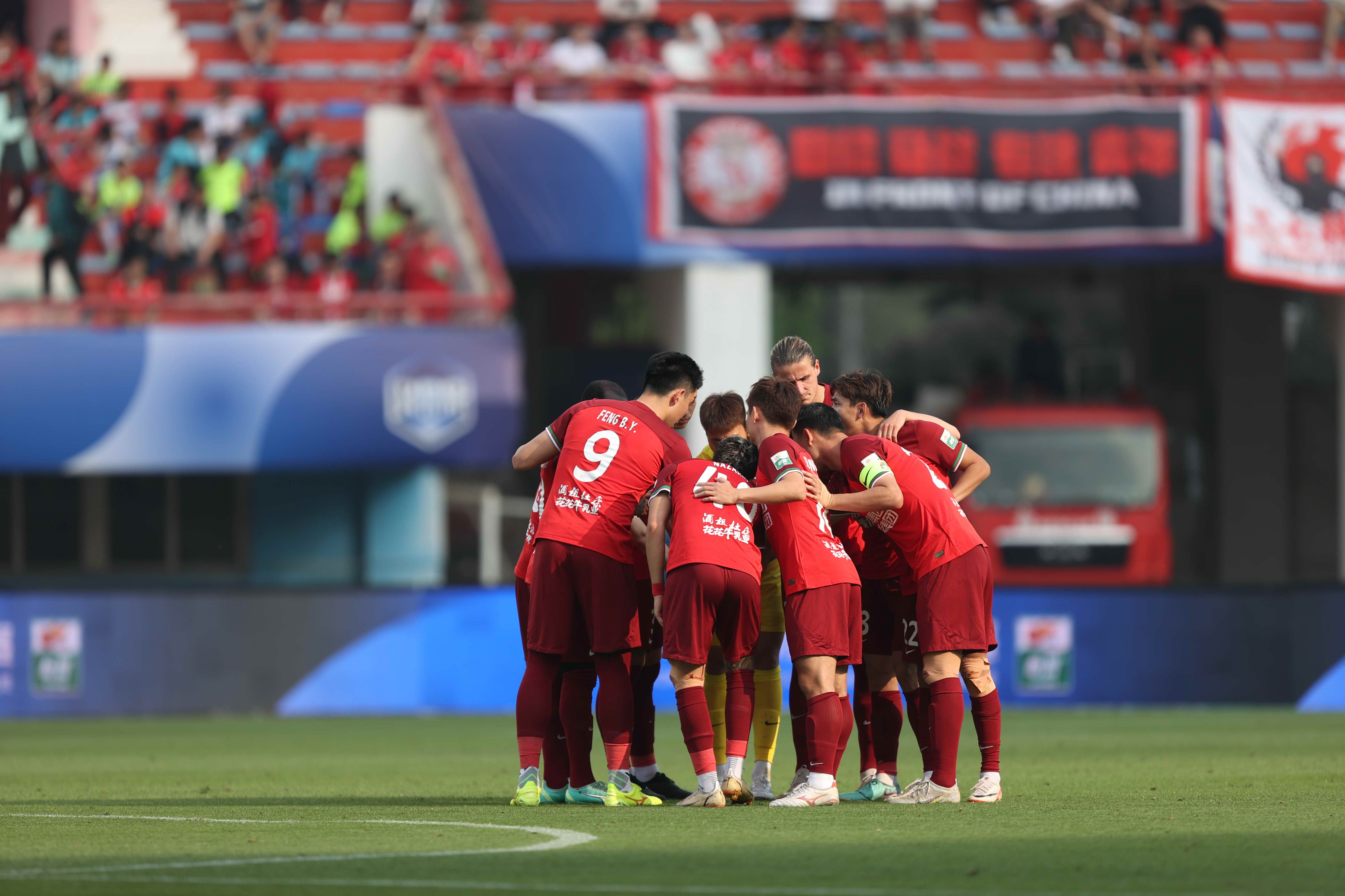 激烈足球对抗场上精彩纷呈,球队实力逐步提升的简单介绍 激烈足球对抗场上精彩纷呈,球队实力逐步提升的简单介绍