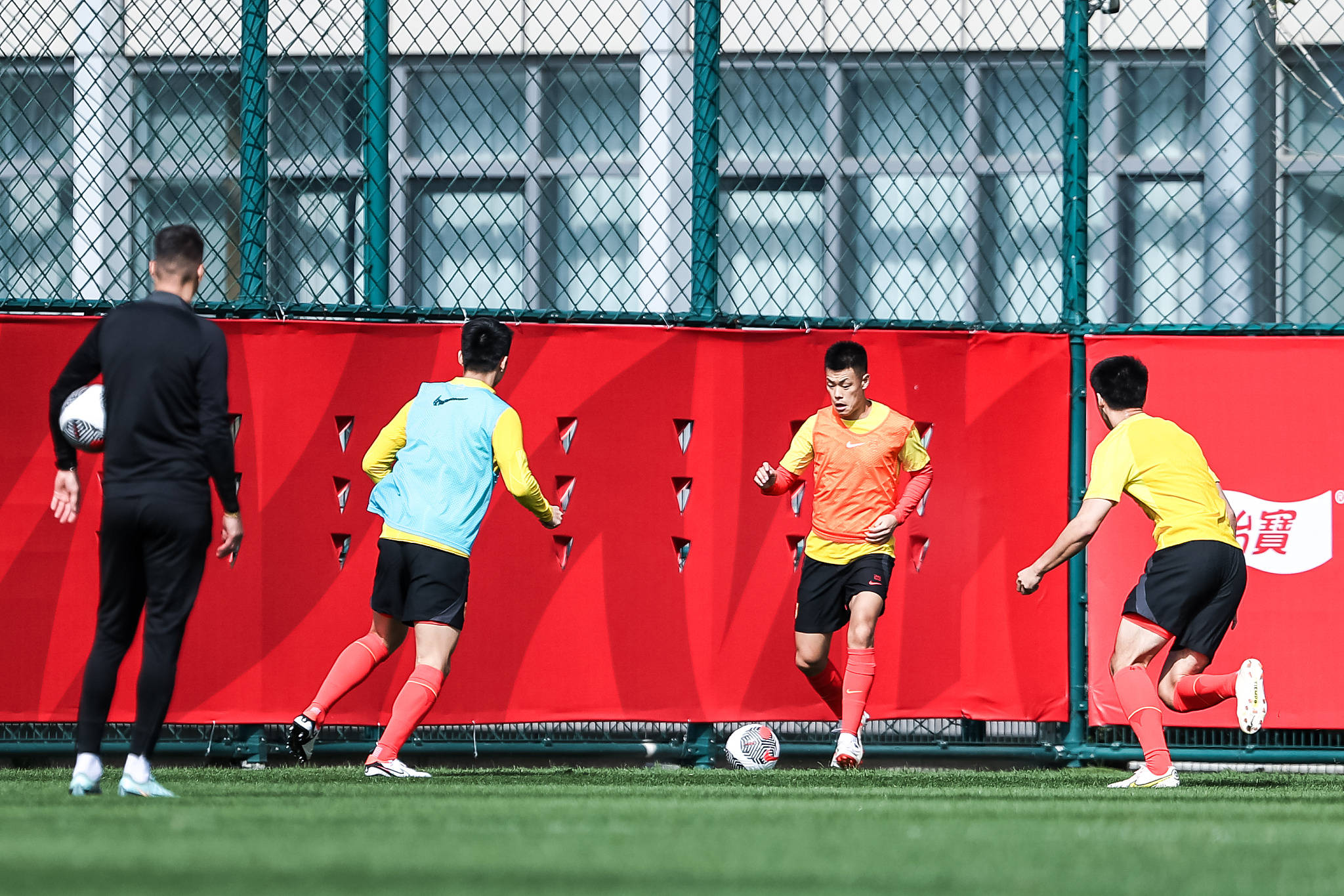 彻底压制对手防线,中路快速传中传球 彻底压制对手防线,中路快速传中传球