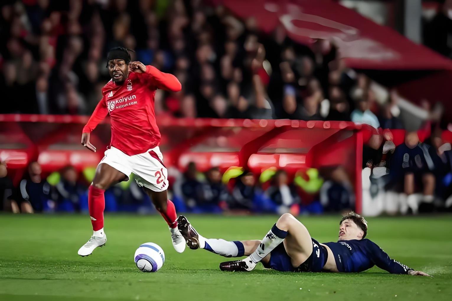 里尔中卫表现稳健,球队防守体系反弹 里尔中卫表现稳健,球队防守体系反弹