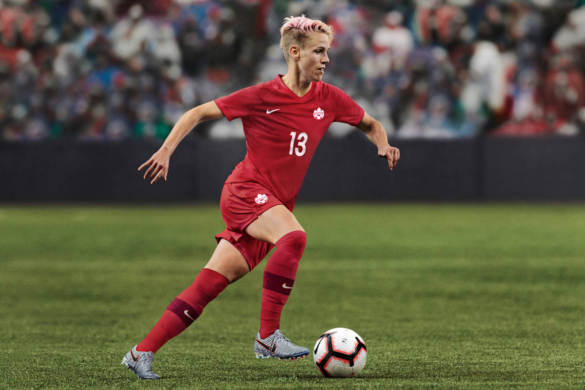 女子足球明星代表国家参赛获胜利 