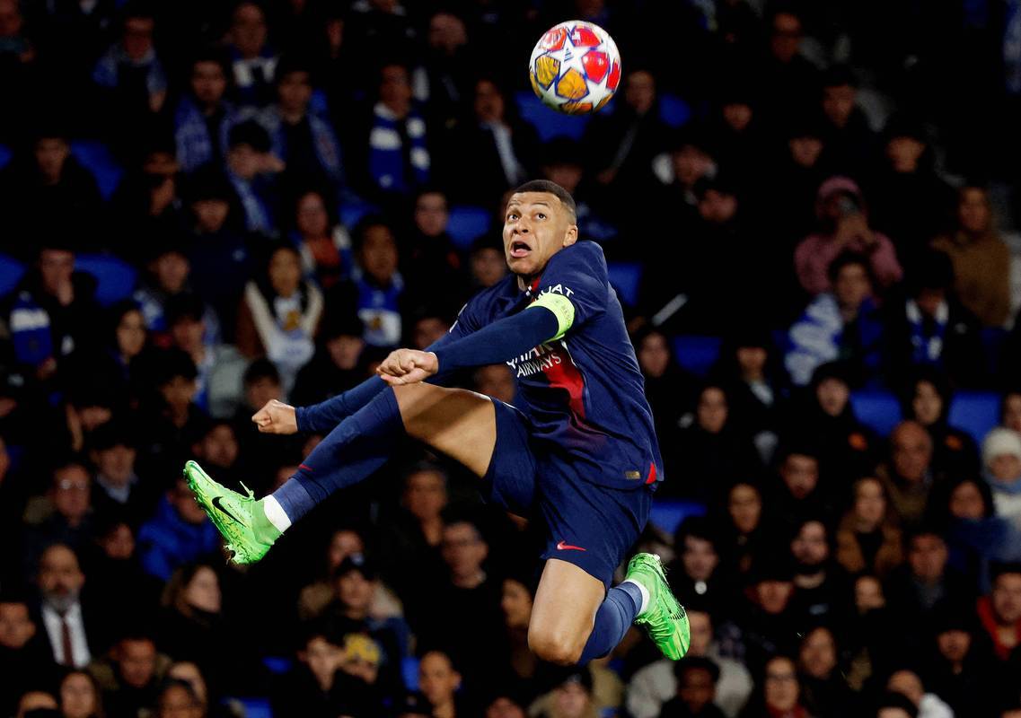 包含巴黎圣日耳曼主场告捷，领跑法甲积分榜的词条