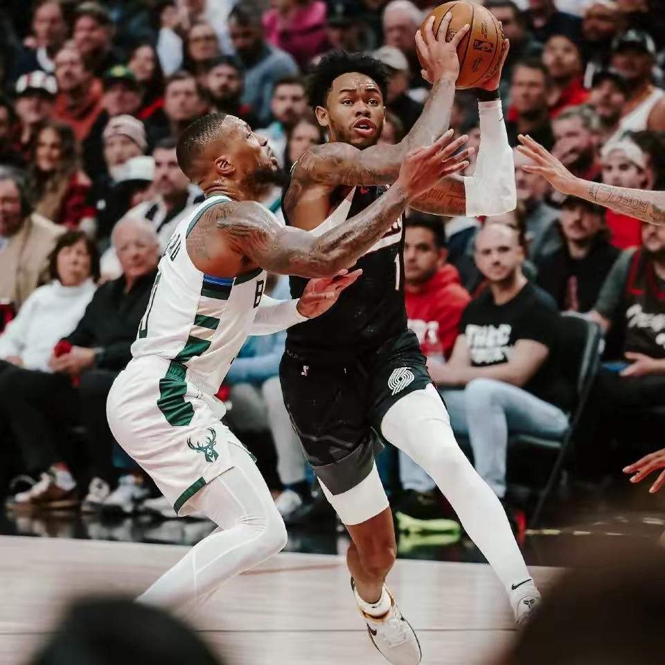 雄鹿防守稳固，助力球队保持不败战绩的简单介绍