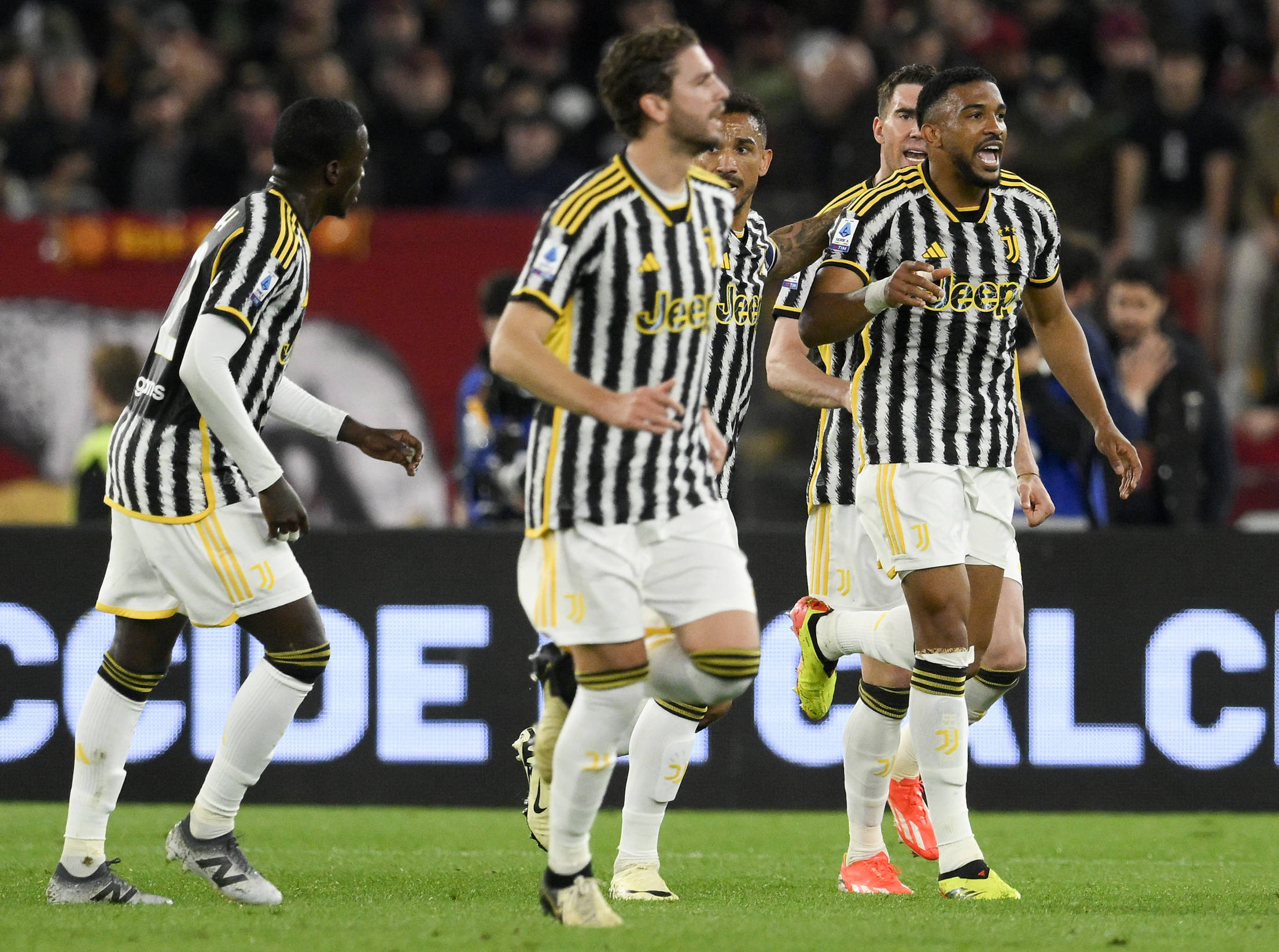 包含尤文图斯主场战平AC米兰，继续保持领先的词条