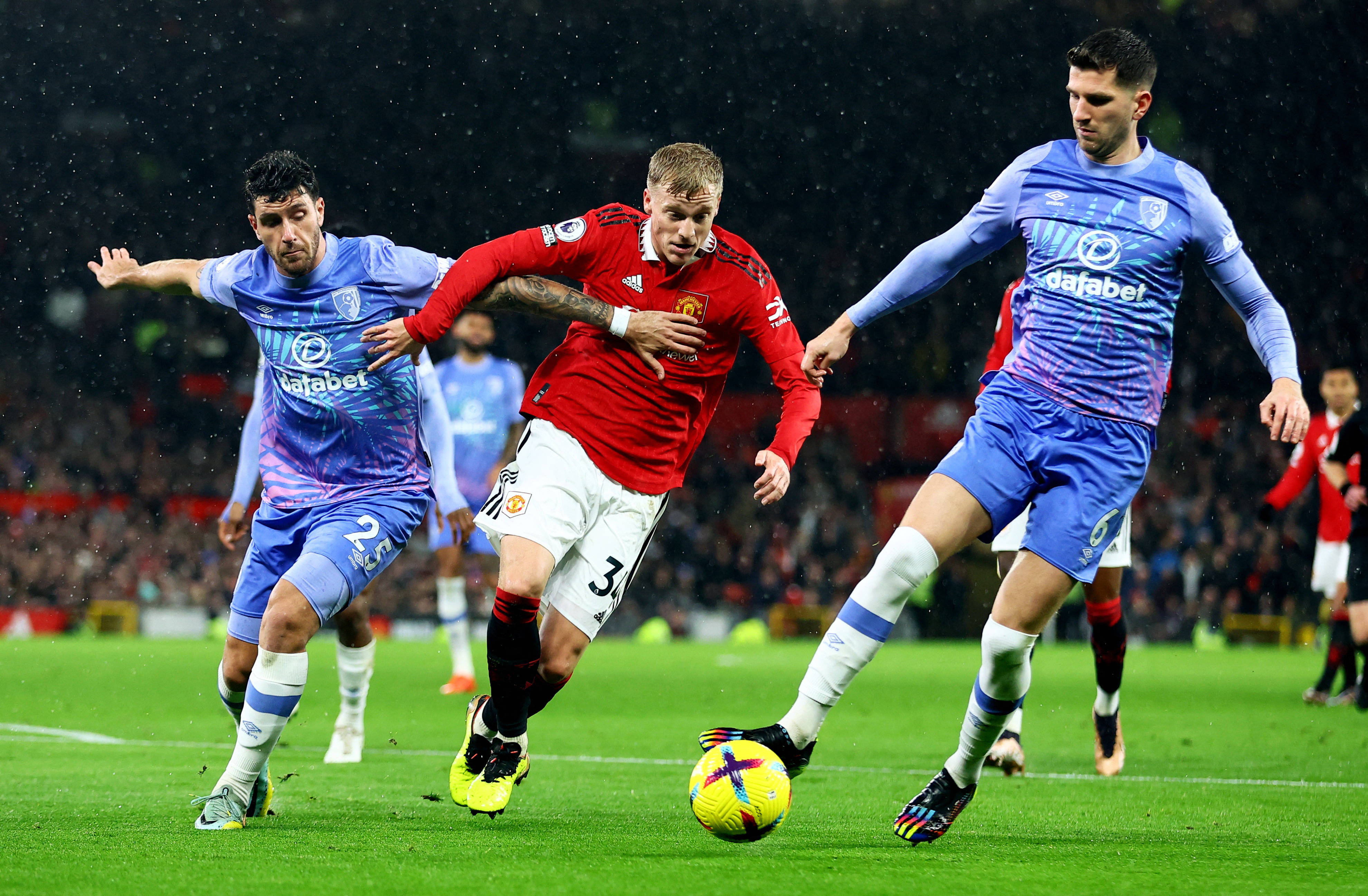 包含曼城主场轻松击败伯恩茅斯，保持主场不败的词条