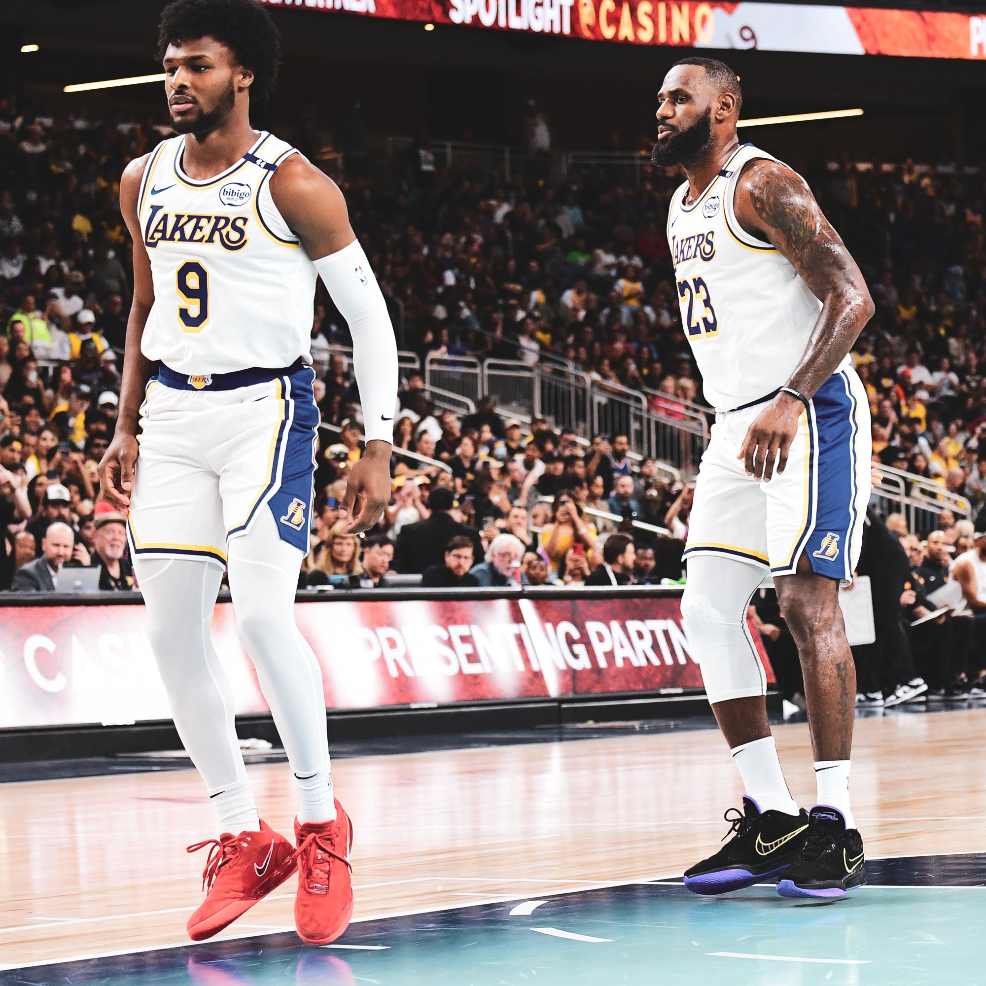 比赛中球员表现出色，成为焦点人物 