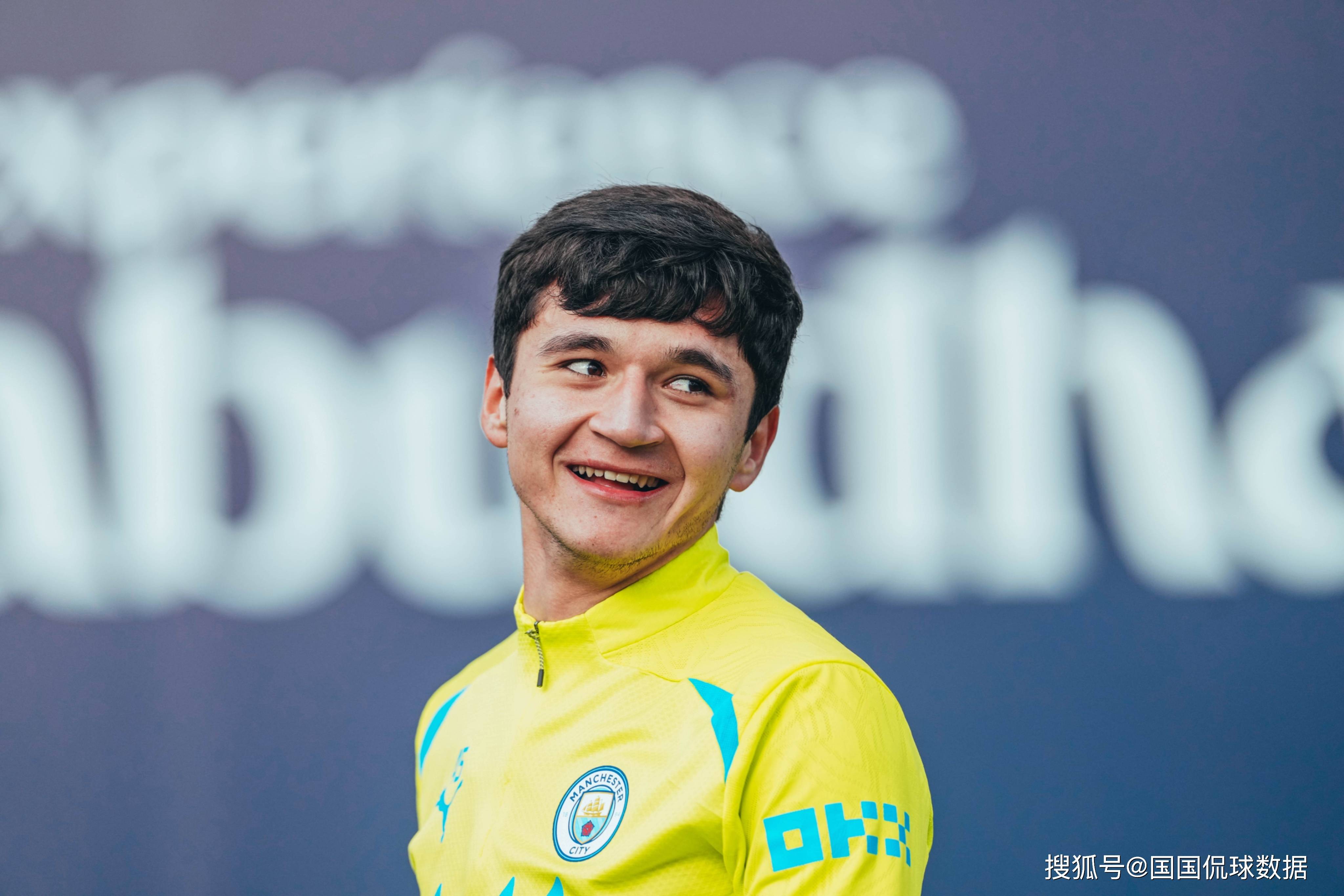 比赛中球员表现出色，成为焦点人物 