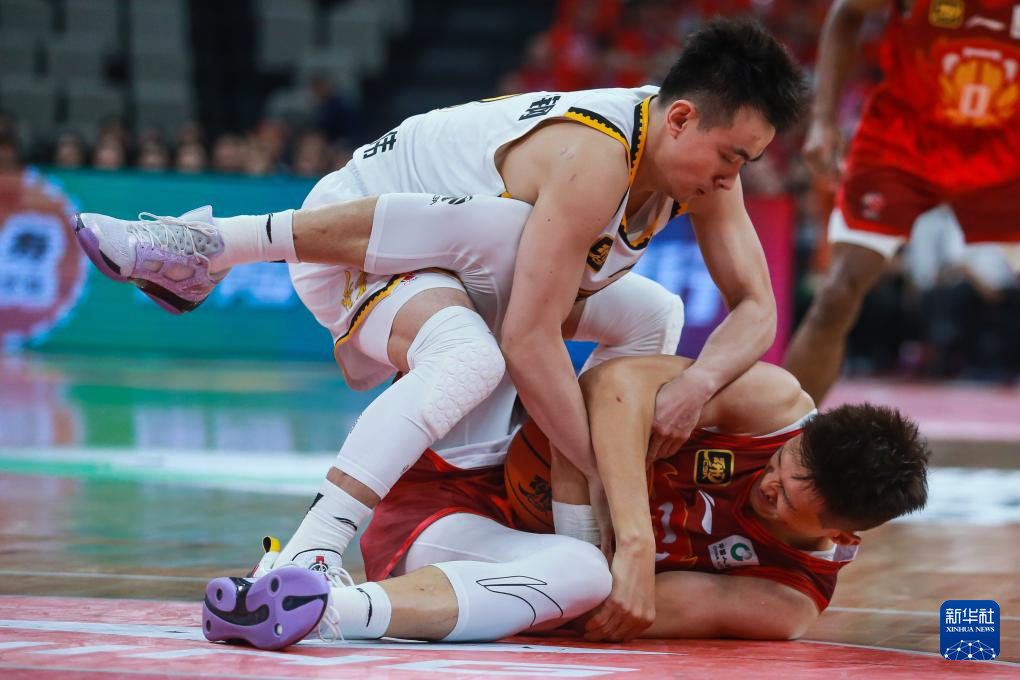 关于球场上的篮球赛事异常激烈,胜负难料的信息 关于球场上的篮球赛事异常激烈,胜负难料的信息