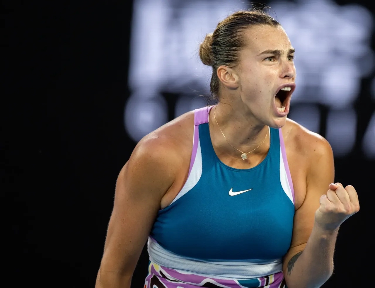 全球足球赛事中女性选手斗志昂扬，闪耀赛场 