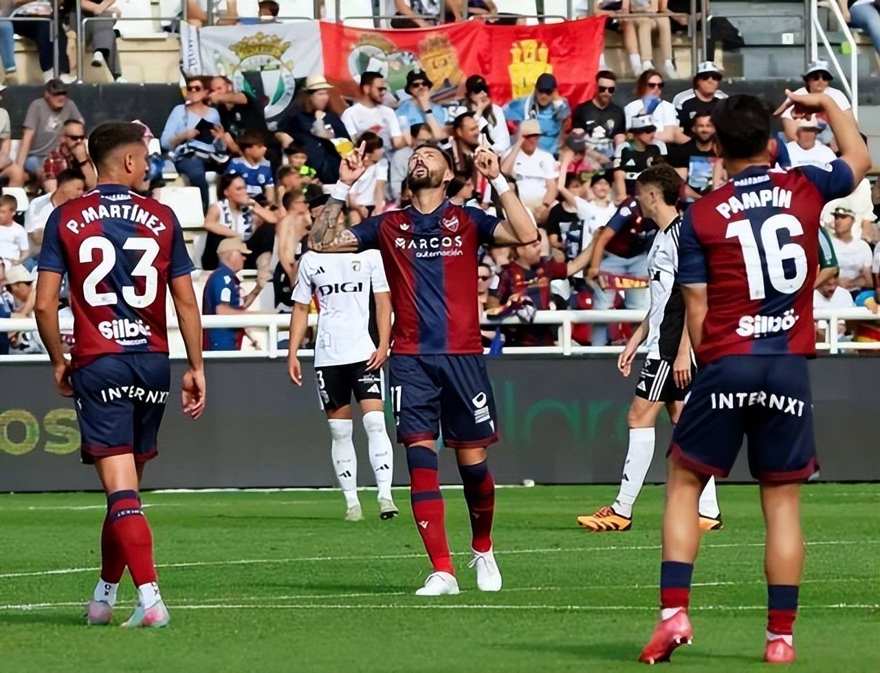 西甲新赛季火热开幕，双雄角逐激烈的简单介绍