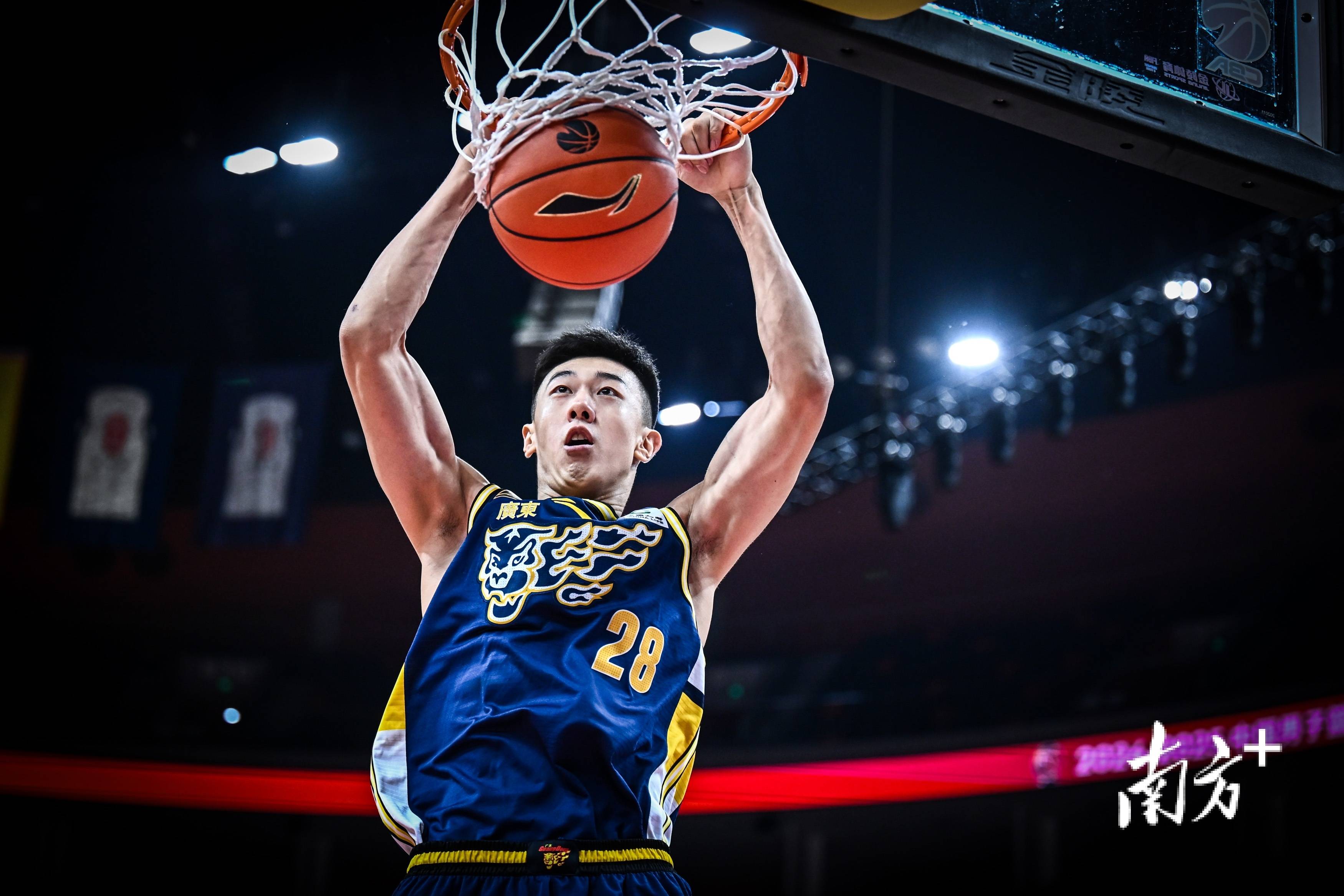 广东队在客场比赛中大胜,反超对手登顶积分榜的简单介绍 广东队在客场比赛中大胜,反超对手登顶积分榜的简单介绍