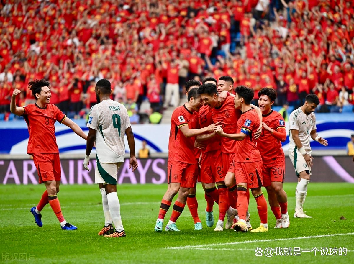 足球场上的激烈对抗:球员不畏艰难迎战 足球场上的激烈对抗:球员不畏艰难迎战