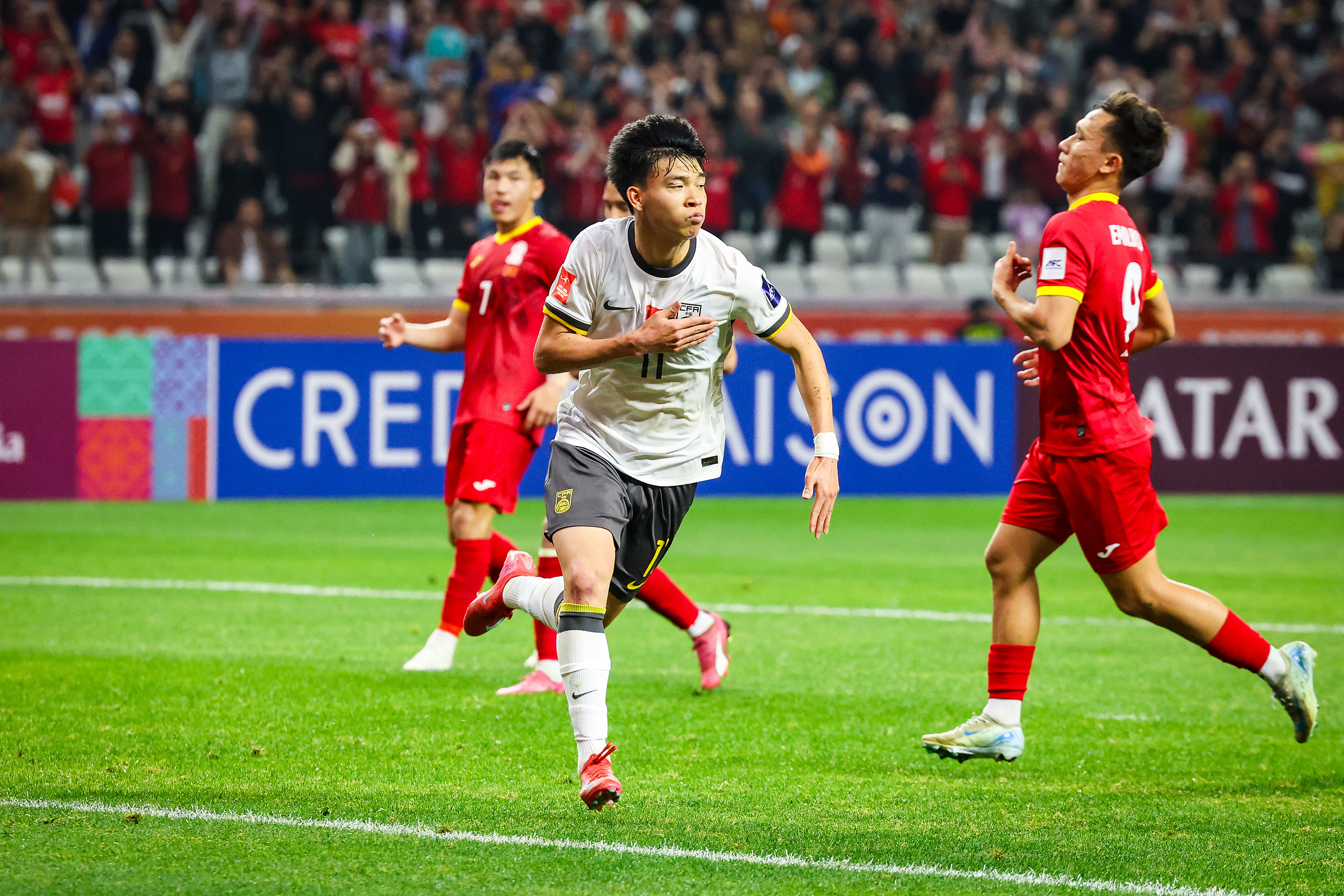 亚洲杯小组赛：中国队击败韩国队，喜获连胜 