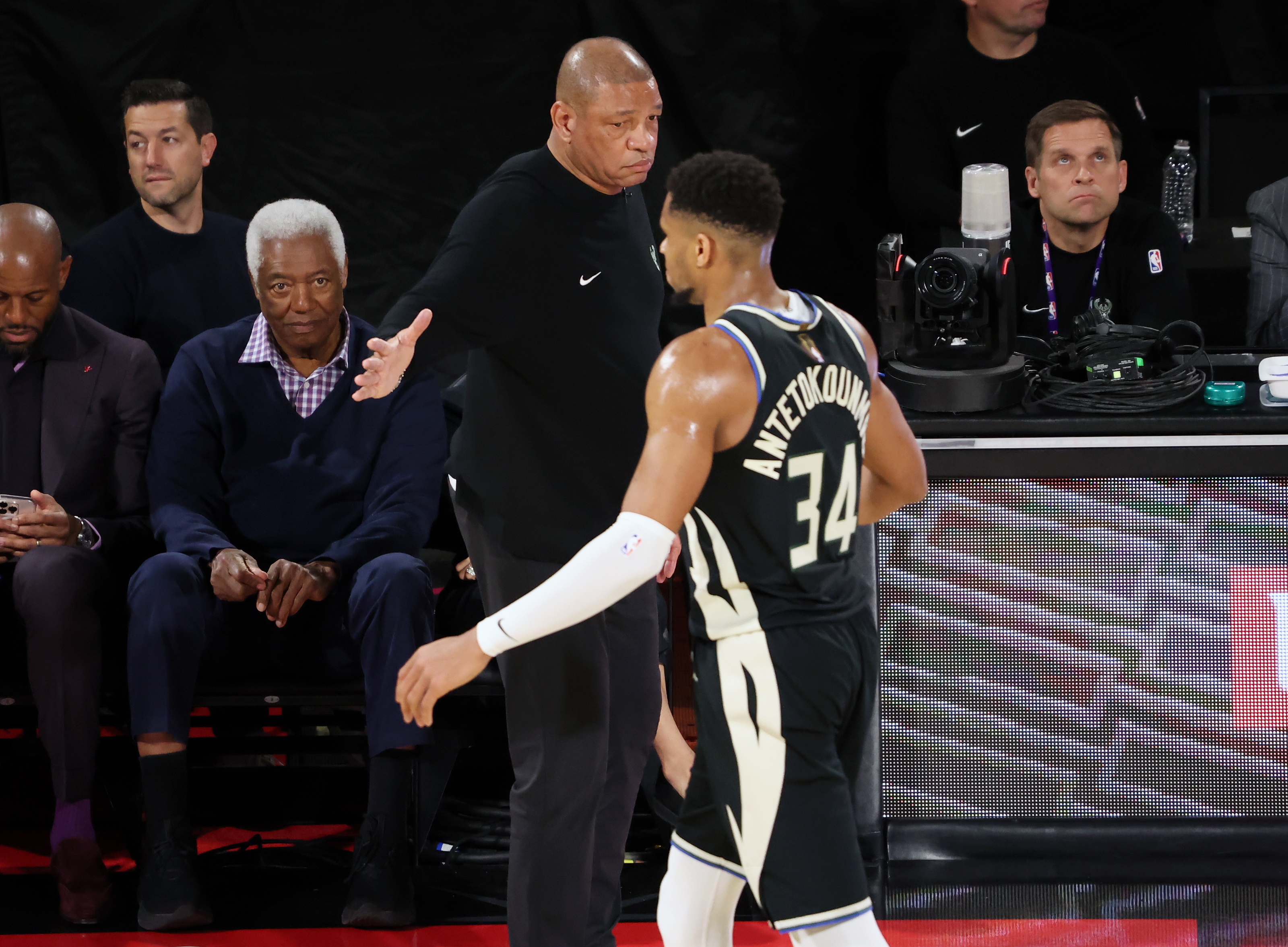 雄鹿大胜热火,重新夺回东部榜首位置 雄鹿大胜热火,重新夺回东部榜首位置