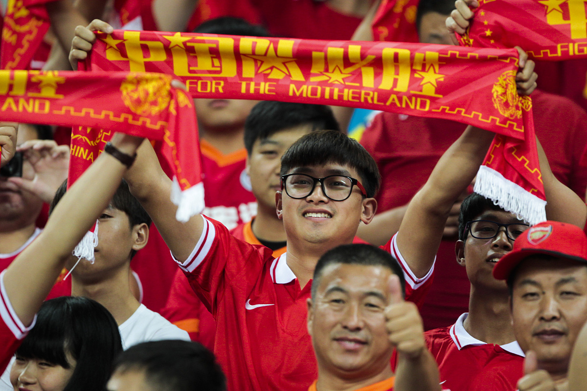 国内足球赛事闪烁着亮眼的表现,观众热情高涨 国内足球赛事闪烁着亮眼的表现,观众热情高涨