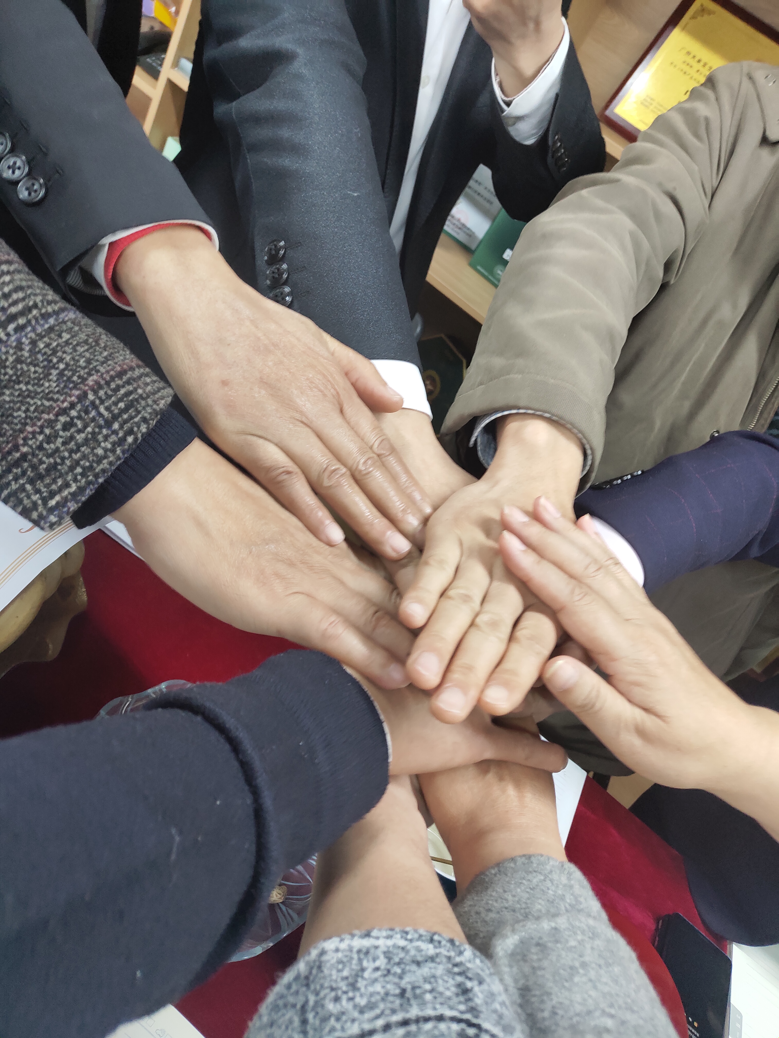 队员们在比赛中展现出团结的力量 队员们在比赛中展现出团结的力量