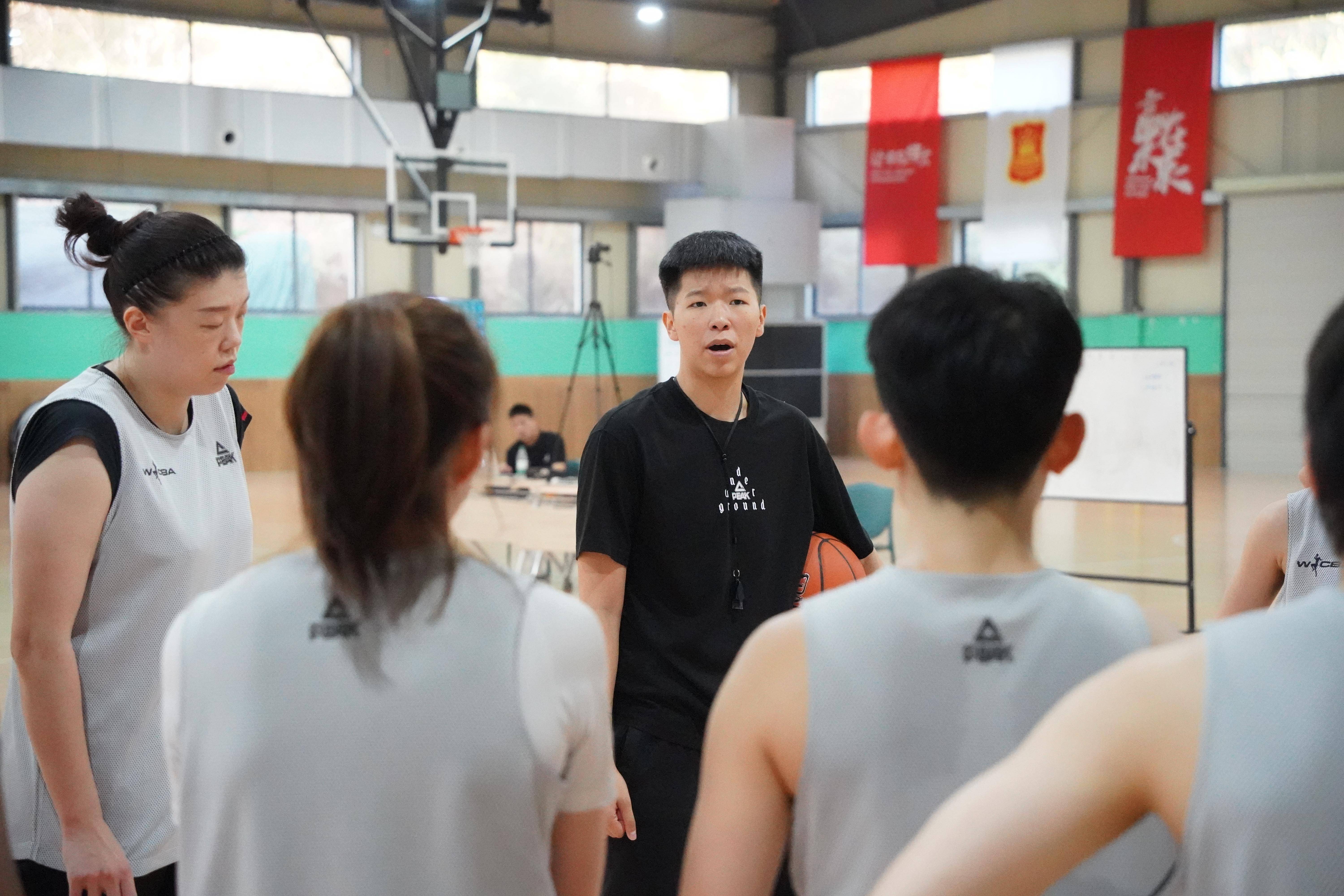 激烈对抗中取得关键得分,球队领先优势明显 激烈对抗中取得关键得分,球队领先优势明显