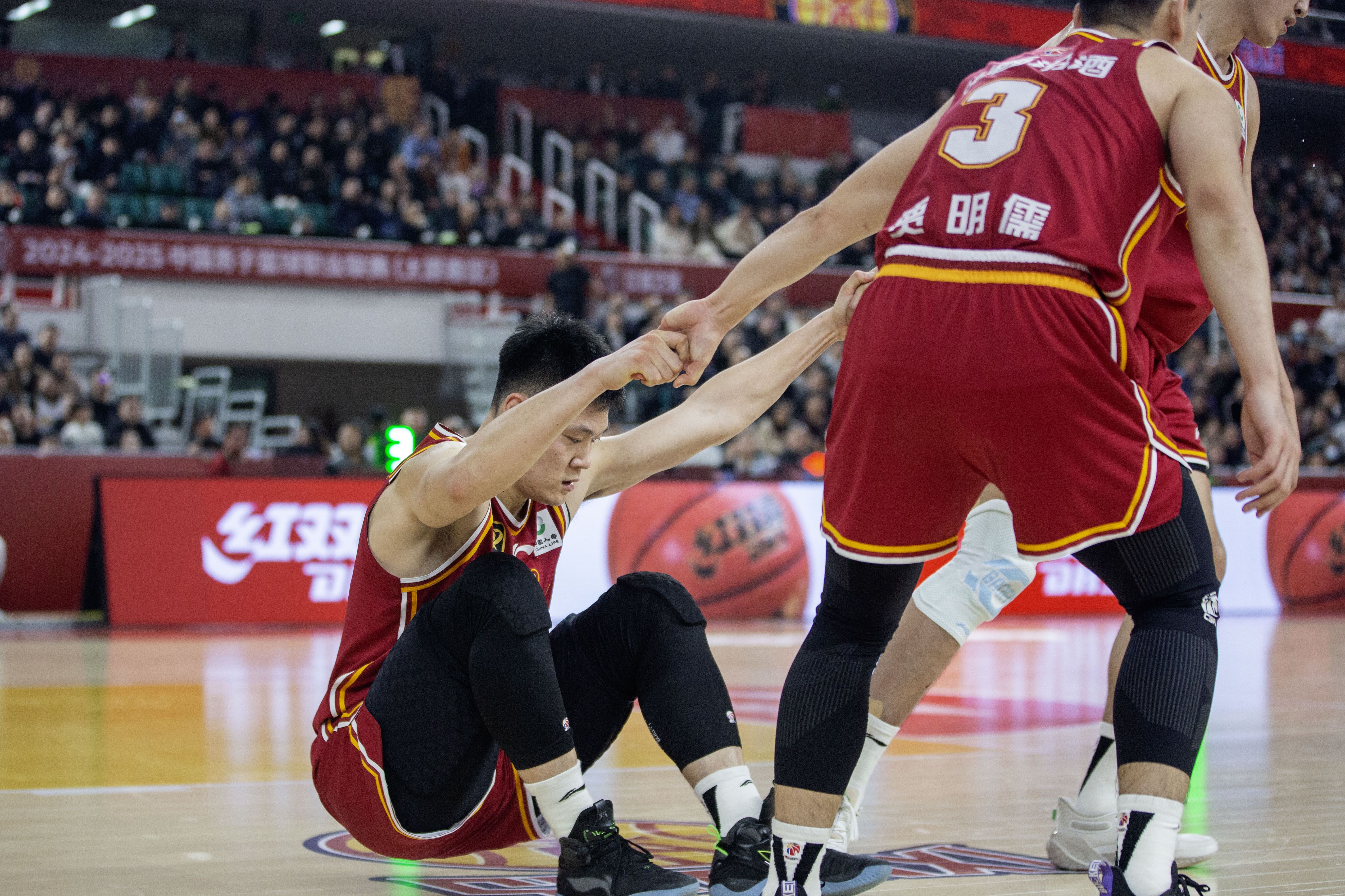 新疆队在客场比赛中力挺球员,成功逆转对手 新疆队在客场比赛中力挺球员,成功逆转对手